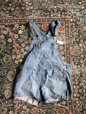 Old Navy women’s size medium Light Blue Denim Overalls NWT